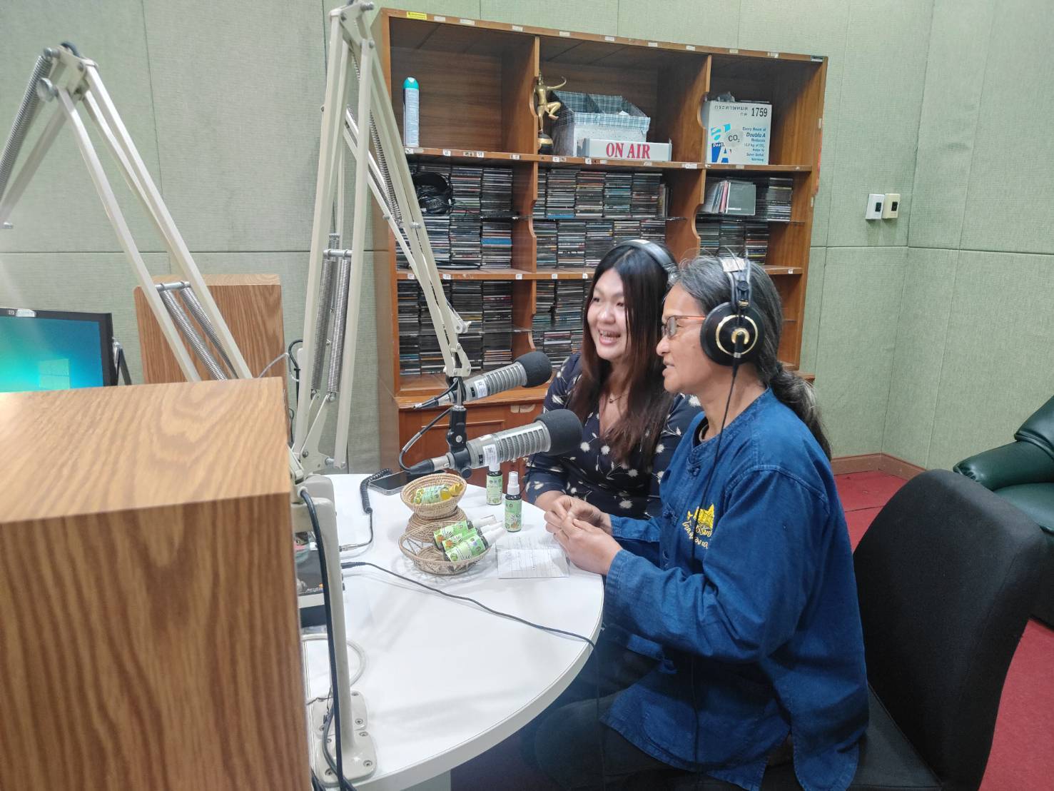 🔆บุรีรัมย์-พช.บุรีรัมย์🔆 GROWTH TEAM BURIRAM PLUS สร้างสรรค์ สร้างสุข : พช.บุรีรัมย์ บุกคลื่น อสมท! ชูเสน่ห์ “กลุ่มสมุนไพรโนนดินแดง” ผ่านรายการ “อสมท.เพื่อชุมชน”